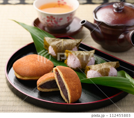 和菓子 どら焼きとさくら餅 112455803
