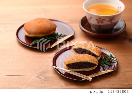 和菓子 どら焼き 112455808