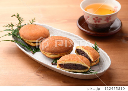 和菓子 どら焼きとお茶 112455810