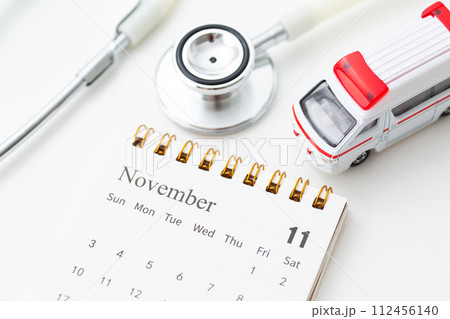 聴診器と救急車と11月のカレンダー 112456140