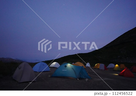 カラフルなテントが立ち並ぶ夏の大雪山 112456522