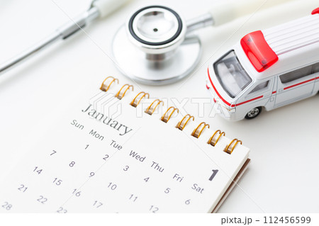 聴診器と救急車と1月のカレンダー 112456599