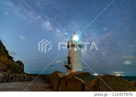 灯台と天の川 112457076