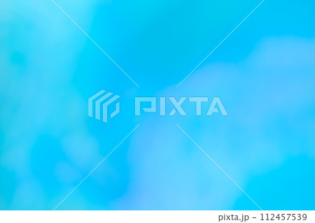 ライトブルー系動きのあるイメージ　背景素材 112457539