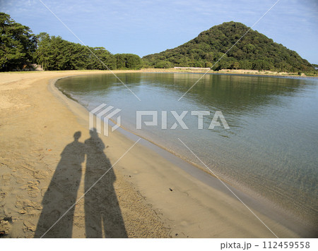 菊ヶ浜海岸から萩城址のある指月山方面を望むふたりの影 山口県萩市堀内 菊ヶ浜海岸から萩城址のある指月山方面を望むふたりの影 山口県萩市堀内 112459558