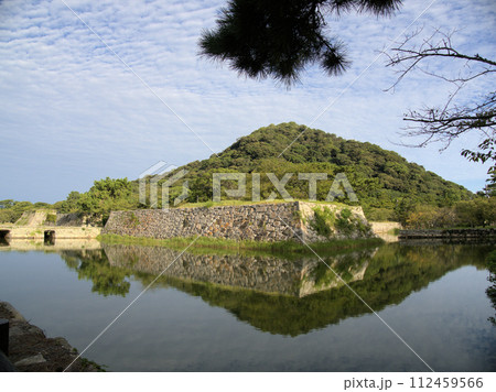 内堀の外から萩城址と指月山を望む　山口県萩市堀内  112459566