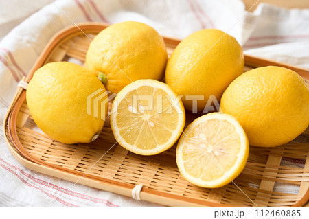 ざるに盛った国産のレモン ざるに盛った国産のレモン 112460885