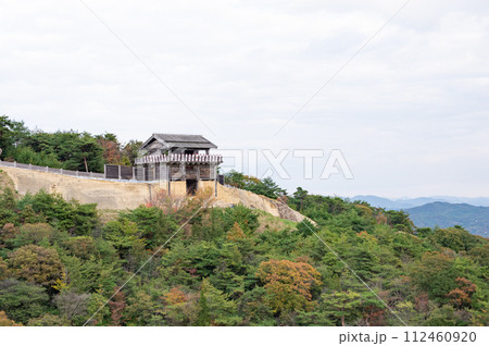 古代の山城　鬼ノ城西門の見える風景　岡山県総社市 112460920