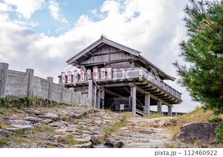 古代の山城　城壁内側から見た鬼ノ城西門　岡山県総社市 112460922