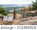 古代の山城　鬼ノ城東門跡と総社平野の風景　岡山県総社市 112460928