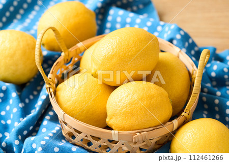 カゴに盛った国産のレモン 112461266