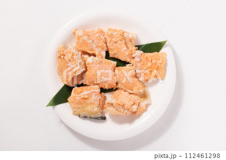 鮭の中骨　水煮（缶詰） 112461298