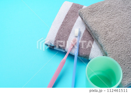 歯ブラシとタオル 112461511