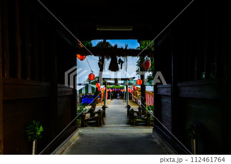 うららかな春日和に映える境内櫓門(鳥居)から観える藤祭り風景「中山大藤【柳川市の中山熊野神社」】 112461764