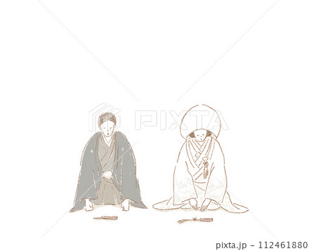正座をしてお辞儀をする和装の新郎新婦（綿帽子） 112461880