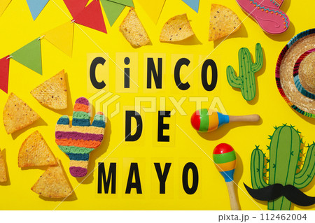 Inscription "Cinco de Mayo" with festive decorations 112462004
