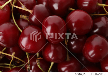 Ripe red fresh juicy cherry fruits close-up 112462052