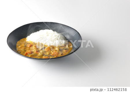 豚肉、かぼちゃ、人参などの野菜が沢山入った熱々カレーライスを白背景で撮影 豚肉、かぼちゃ、人参などの野菜が沢山入った熱々カレーライスを白背景で撮影 112462158