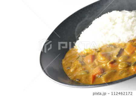 豚肉、かぼちゃ、人参などの野菜が沢山入った熱々カレーライスを白背景で撮影 112462172