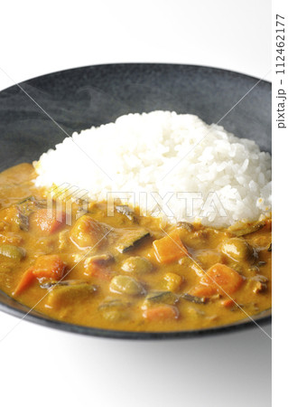 豚肉、かぼちゃ、人参などの野菜が沢山入った熱々カレーライスを白背景で撮影 112462177