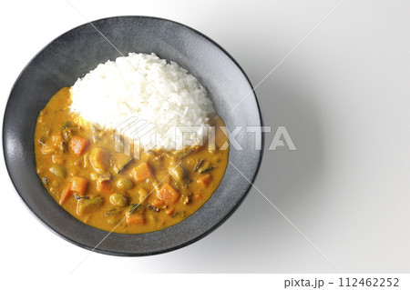 豚肉、かぼちゃ、人参などの野菜が沢山入った熱々カレーライスを白背景で俯瞰撮影 豚肉、かぼちゃ、人参などの野菜が沢山入った熱々カレーライスを白背景で俯瞰撮影 112462252