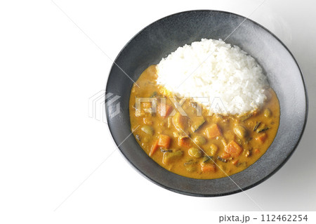 豚肉、かぼちゃ、人参などの野菜が沢山入った熱々カレーライスを白背景で俯瞰撮影 豚肉、かぼちゃ、人参などの野菜が沢山入った熱々カレーライスを白背景で俯瞰撮影 112462254