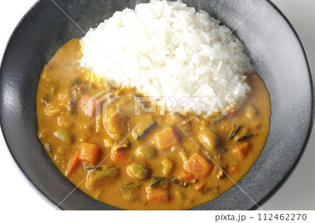 豚肉、かぼちゃ、人参などの野菜が沢山入った熱々カレーライスを白背景で俯瞰撮影 112462270
