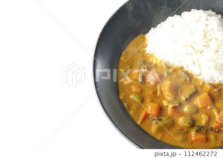 豚肉、かぼちゃ、人参などの野菜が沢山入った熱々カレーライスを白背景で俯瞰撮影 112462272