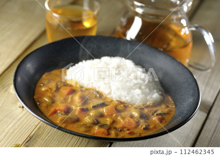 豚肉、かぼちゃ、人参などの野菜が沢山入った熱々カレーライスとお茶 112462345