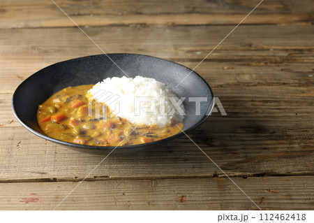 豚肉、かぼちゃ、人参などの野菜が沢山入った熱々カレーライス 112462418