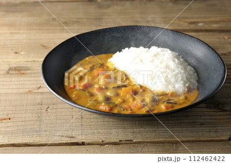 豚肉、かぼちゃ、人参などの野菜が沢山入った熱々カレーライス 豚肉、かぼちゃ、人参などの野菜が沢山入った熱々カレーライス 112462422
