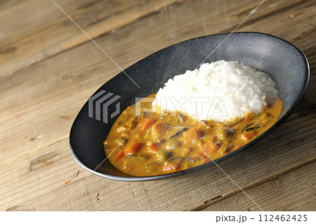 豚肉、かぼちゃ、人参などの野菜が沢山入った熱々カレーライス 豚肉、かぼちゃ、人参などの野菜が沢山入った熱々カレーライス 112462425