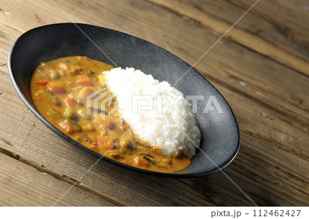豚肉、かぼちゃ、人参などの野菜が沢山入った熱々カレーライス 112462427