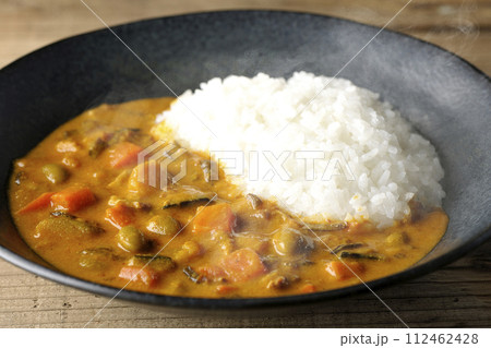 豚肉、かぼちゃ、人参などの野菜が沢山入った熱々カレーライス 豚肉、かぼちゃ、人参などの野菜が沢山入った熱々カレーライス 112462428