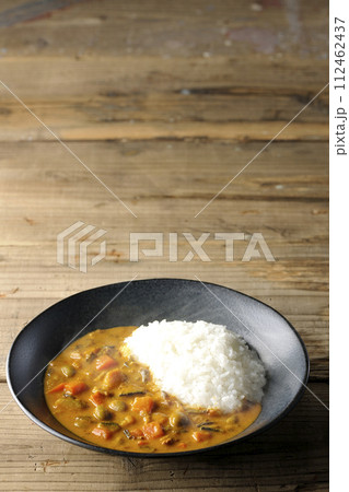 豚肉、かぼちゃ、人参などの野菜が沢山入った熱々カレーライス 豚肉、かぼちゃ、人参などの野菜が沢山入った熱々カレーライス 112462437