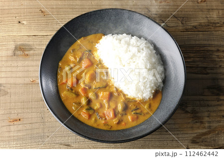 豚肉、かぼちゃ、人参などの野菜が沢山入った熱々カレーライス 112462442