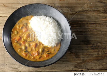 豚肉、かぼちゃ、人参などの野菜が沢山入った熱々カレーライス 112462443