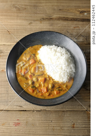 豚肉、かぼちゃ、人参などの野菜が沢山入った熱々カレーライス 豚肉、かぼちゃ、人参などの野菜が沢山入った熱々カレーライス 112462445