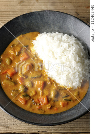 豚肉、かぼちゃ、人参などの野菜が沢山入った熱々カレーライス 豚肉、かぼちゃ、人参などの野菜が沢山入った熱々カレーライス 112462449