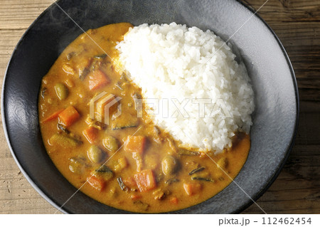 豚肉、かぼちゃ、人参などの野菜が沢山入った熱々カレーライス 112462454