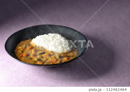 豚肉、かぼちゃ、人参などの野菜が沢山入った熱々カレーライス 豚肉、かぼちゃ、人参などの野菜が沢山入った熱々カレーライス 112462464