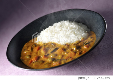 豚肉、かぼちゃ、人参などの野菜が沢山入った熱々カレーライス 豚肉、かぼちゃ、人参などの野菜が沢山入った熱々カレーライス 112462469