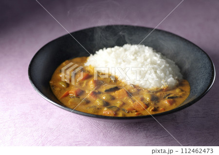 豚肉、かぼちゃ、人参などの野菜が沢山入った熱々カレーライス 豚肉、かぼちゃ、人参などの野菜が沢山入った熱々カレーライス 112462473