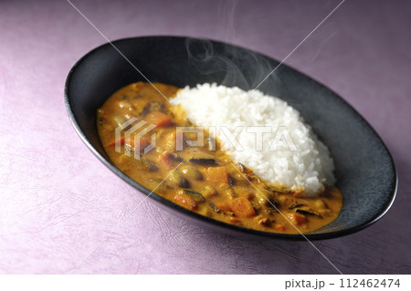 豚肉、かぼちゃ、人参などの野菜が沢山入った熱々カレーライス 豚肉、かぼちゃ、人参などの野菜が沢山入った熱々カレーライス 112462474