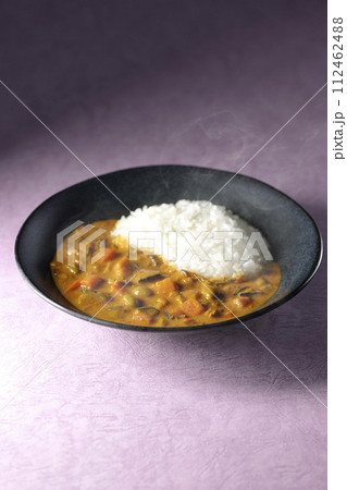 豚肉、かぼちゃ、人参などの野菜が沢山入った熱々カレーライス 豚肉、かぼちゃ、人参などの野菜が沢山入った熱々カレーライス 112462488