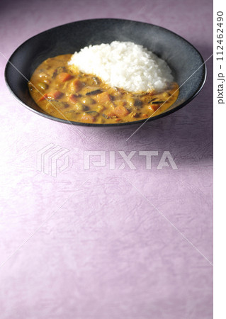 豚肉、かぼちゃ、人参などの野菜が沢山入った熱々カレーライス 豚肉、かぼちゃ、人参などの野菜が沢山入った熱々カレーライス 112462490