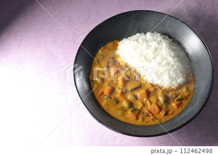 豚肉、かぼちゃ、人参などの野菜が沢山入った熱々カレーライス 112462498