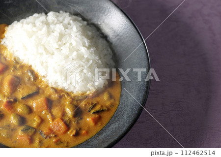豚肉、かぼちゃ、人参などの野菜が沢山入った熱々カレーライス 112462514