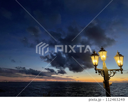 街頭のある海岸　夕焼けの景色 112463249