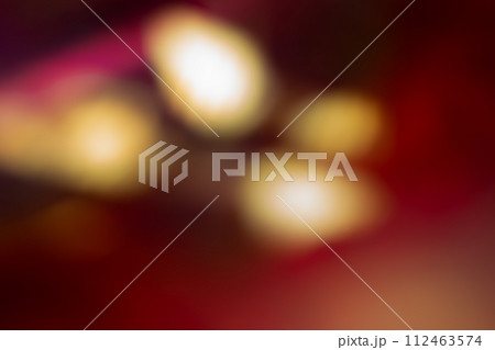 レッドブラウン系動きのあるイメージ 112463574